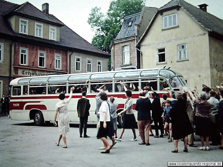 1970 - "Schichtwechsel" im FDGB Erholungsheim, die Feriengäste werden verabschiedet.