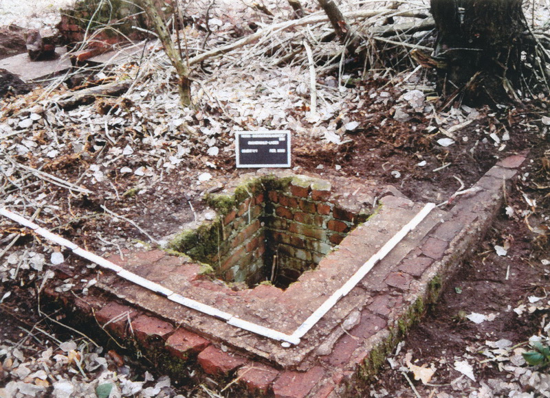 Von Sandy Jahn und Marie Petermann 2002 dokumentierte Reste des Häftlingslagers.