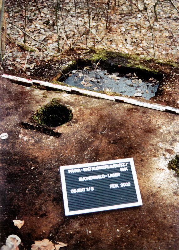 Von Sandy Jahn und Marie Petermann 2002 dokumentierte Reste des Häftlingslagers.