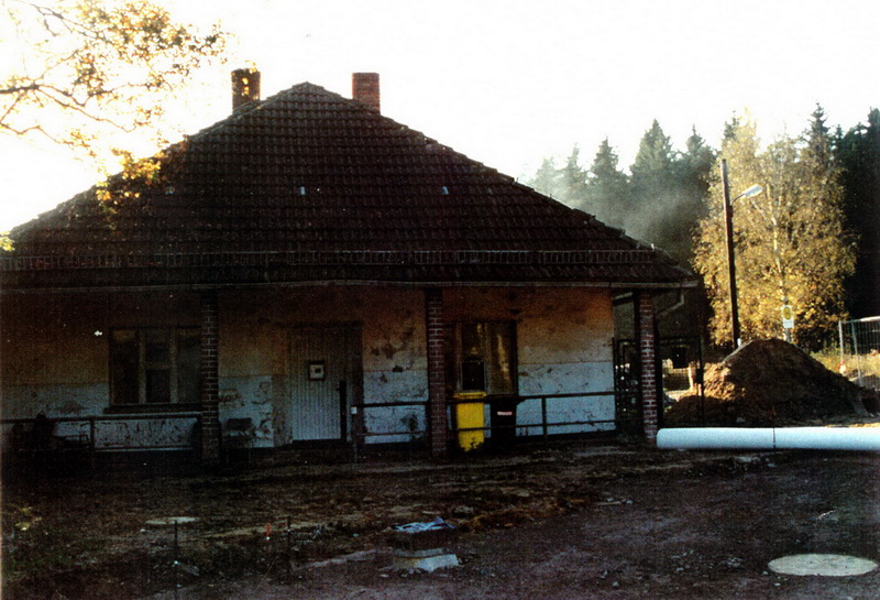 Von Sandy Jahn und Marie Petermann 2002 dokumentierte Reste des Häftlingslagers.