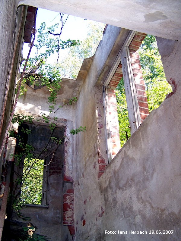 Reste des 1936 errichteten Stellwerkes. Sie wurden 2007 abgerissen und die Gleise in die LMuna zurück gebaut.