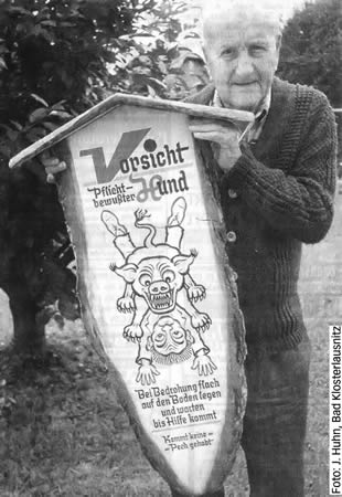 Helmut Winkler mit Schild