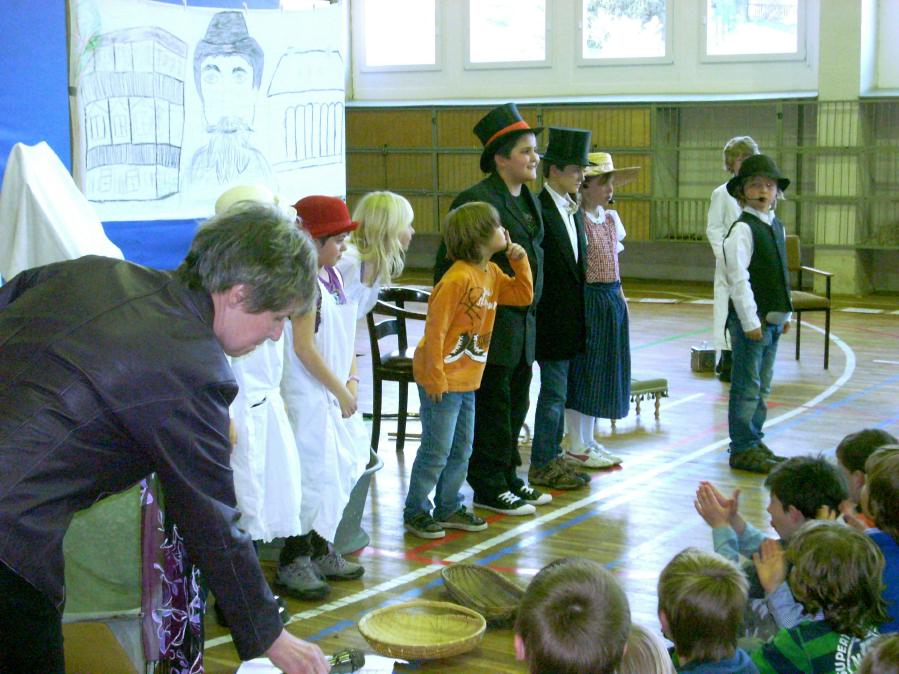 Impressionen von der Namensverleihung am 08.04.2011 - Grundschule "Hermann Sachse"